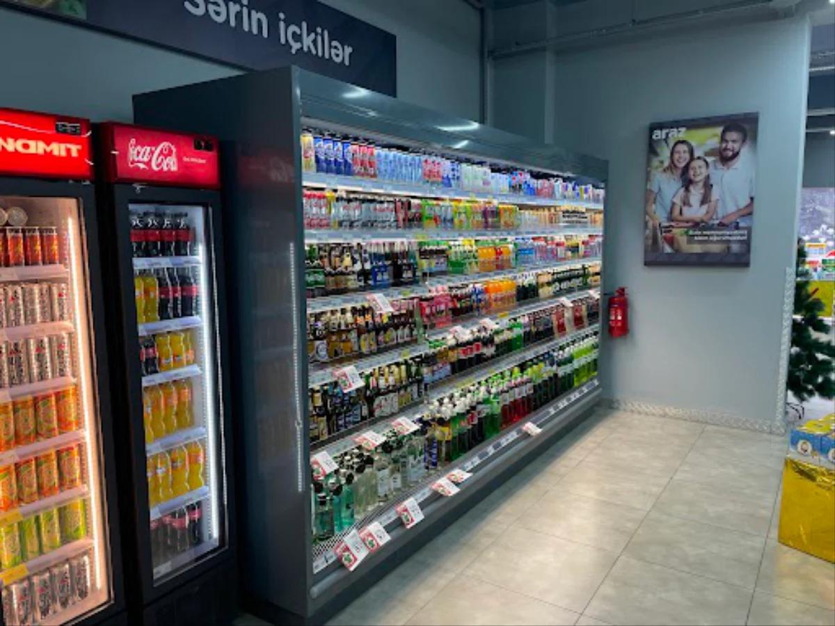 High wall refrigerated showcase
