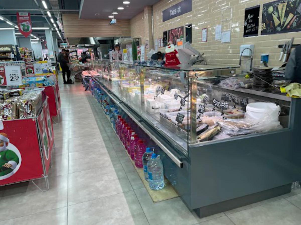 Locking refrigerated showcase