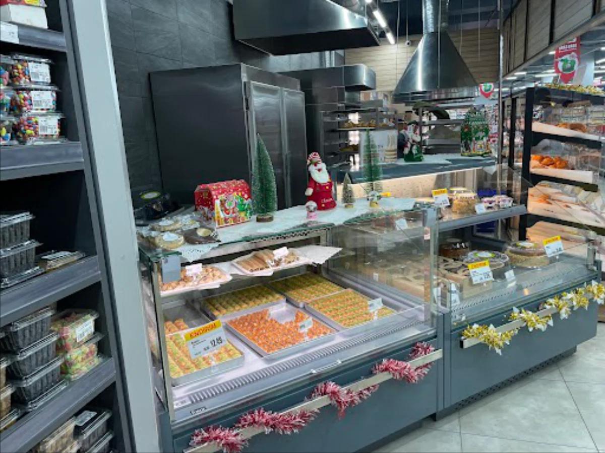 Confectionery refrigerated showcase